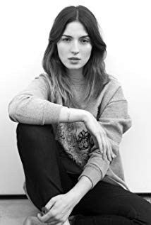 How tall is Maria Valverde?